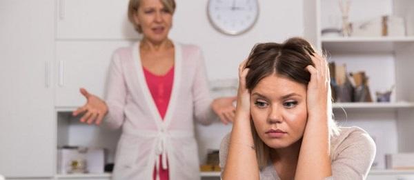 5 moduri de a te confrunta cu părinții sau socrii care joacă întotdeauna victima
